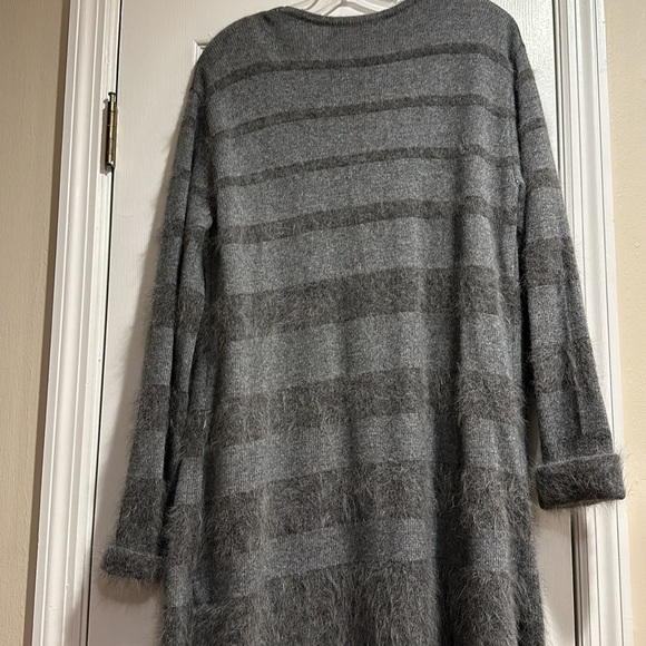 Beautiful 100% cardigan sweater with front pockets and side slits. - Picture 5 of 8